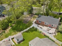 Beach Cottage, Private Beach and Pass Hotels in Niantic