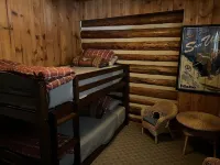 Relaxing log cabin retreat!Private hot tub, Fido Friendly,WI-FI,Snomobile access