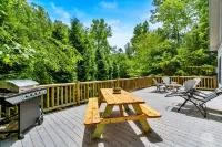 Pet-friendly serene cabin with air hockey and fire pit