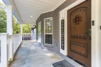 Luxury Brooks Retreat – 7BR 9BA, WiFi, Chef's Kitchen, Workspace, Outdoor Oasis!