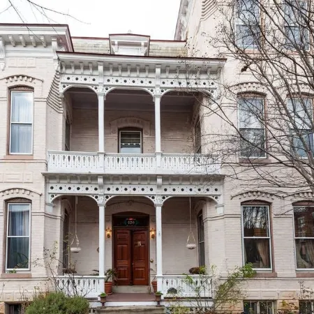 Sunny, Downtown, Roomy Apt/Free Parking/Sleeps 5!