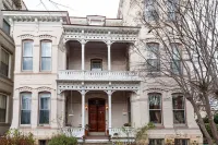 Sunny, Downtown, Roomy Apt/Free Parking/Sleeps 5! Hotels in 