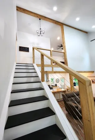 Quiet cabin 30 min from wineries, restaurants, Sugar Creek & Walnut Creek.