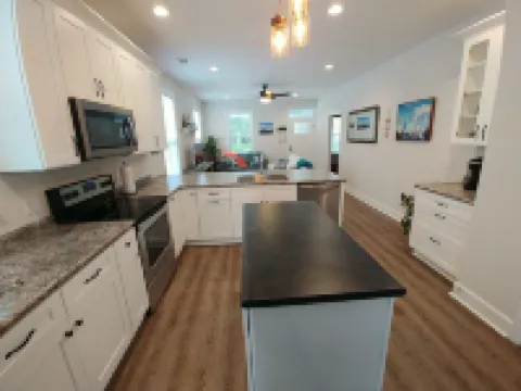 1 mile from Parris Island! Close to beaches, restaurants and shopping.. Sleeps 8