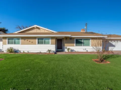 Modern King Beds/Beautiful Large yards/Long Stay/WI-FI/WFH/25 mins to Beach/FWY Hotels in Thousand Oaks