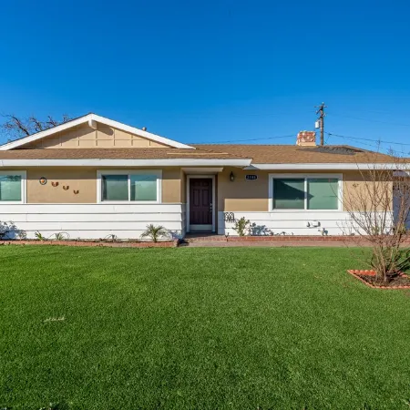 Modern King Beds/Beautiful Large yards/Long Stay/WI-FI/WFH/25 mins to Beach/FWY