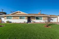 Modern King Beds/Beautiful Large yards/Long Stay/WI-FI/WFH/25 mins to Beach/FWY