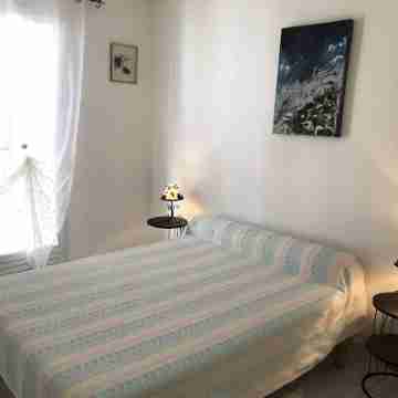 Very quiet, 437 yards away from a large sandy beach Rooms