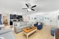 Peaceful 3BD & 2BA with Salt Water Heated Pool, 35 mins from Jensen Beach!