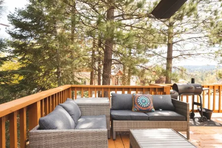 Light-Soaked A-Frame Close to Lake and Skiing Отели рядом с достопримечательностью «Библиотека Лейк Арроухед Бранч»