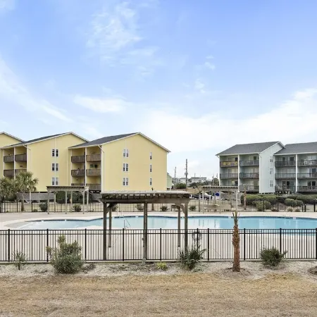 Oceanfront Condo w/Views, Pool + Parking