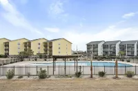 Oceanfront Condo w/Views, Pool + Parking - Beach