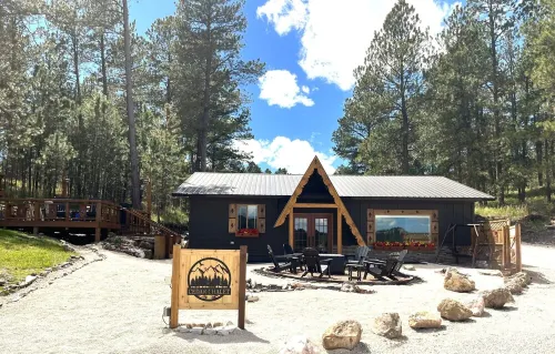 2 King beds, huge deck at a picturesque chalet