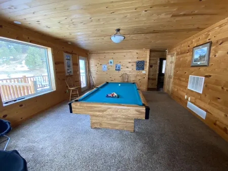 Creekside Cabin With Mountain Views