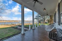 Luxe WATERFRONT Home - Welcome to The Foxtail