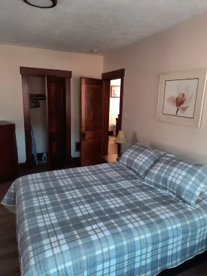 Sha-Ron's Place 2 bedroom home in McKees Rock, Pittsburgh Hotels near Settlers Cabin Dog Park