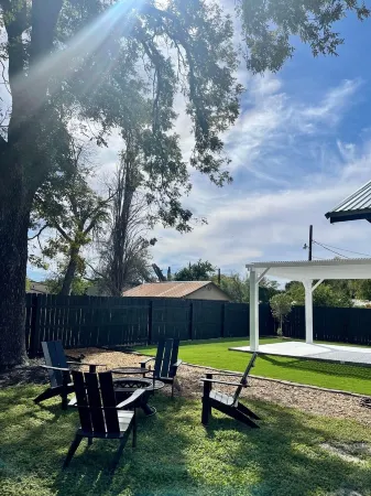 Gem on Spring-Upscale home walk to Main sleeps 11