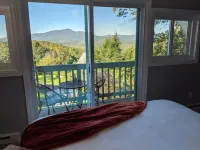 Big Views, Hot Tub, Dog Friendly, 5min to BR