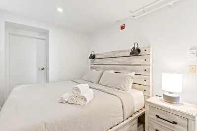 Gem on Congress - King Bed, Free Parking, Dog & Family Friendly, Modern Condo