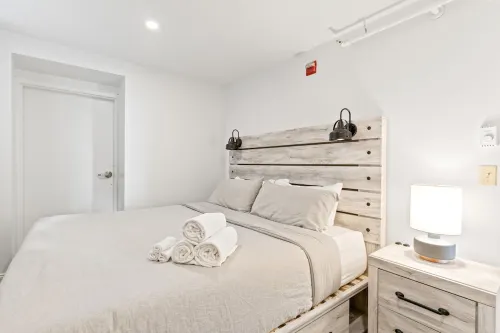 Gem on Congress - King Bed, Free Parking, Dog & Family Friendly, Modern Condo