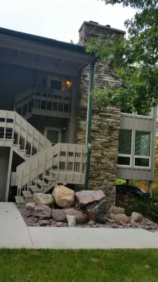 Rocky Glen Condo - forest nest on Baraboo bluff