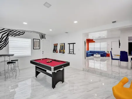 Indulge in Your Dream Getaway: Modern, Luxurious Paradise Awaits- Book Now! Отели рядом с достопримечательностью «Beijing Mart»