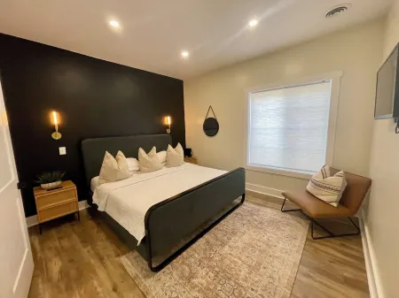 New 3 Bdrm unit w/ great location & ex. amenities Отели в г. Пайк