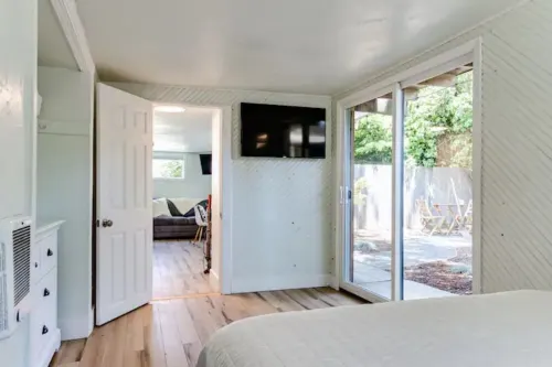 University Cottage, 2 blocks from U of O.