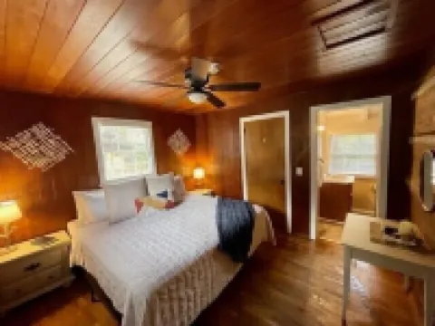 Cabin 2 - 1 Bedroom Cabin with Campbell Creek view in Pioneer Village