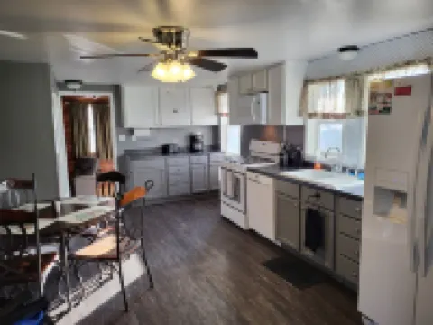 Park Place-Quaint home nestled between parks and lakes 奧爾尼酒店