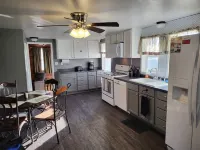 Park Place-Quaint home nestled between parks and lakes Hotels in Olney