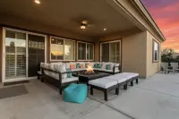 Desert Oasis  salt water pool sleeps 11 in Terra Lago Near Coachella Festival Hotels in Indio