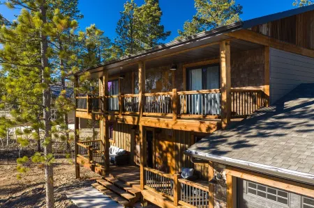 Stunning New Cabin in Powder House Pass with Hot Tub & Theater Room