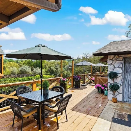 Montecito Cottage - Tuscan Farmhouse, Pool, Views