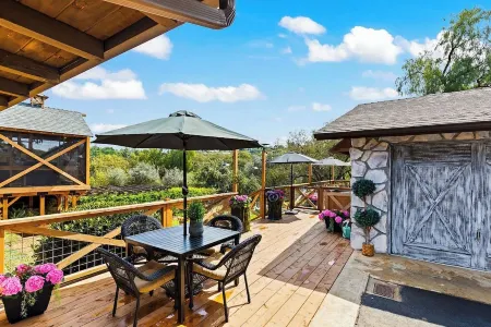 Montecito Cottage - Tuscan Farmhouse, Pool, Views