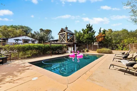 Montecito Cottage - Tuscan Farmhouse, Pool, Views