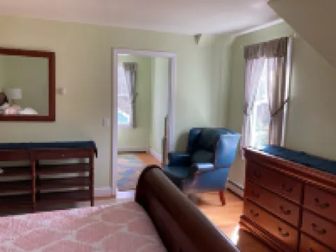 Cozy apartment in a quiet wooded neighborhood, just 2 miles from Nauset Beach. 奧爾良酒店