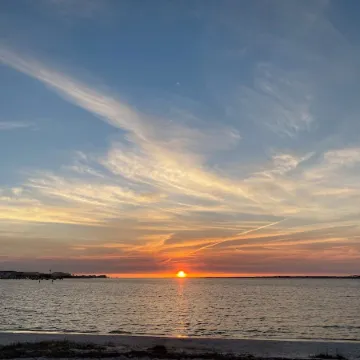 Charming 3-bedroom house with WiFi and AC a short drive from the beach!