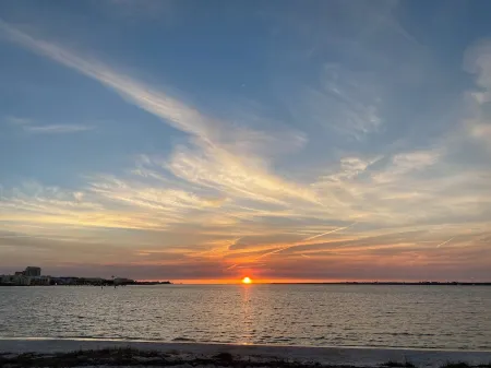 Charming 3-bedroom house with WiFi and AC a short drive from the beach! Отели в г. Крествью