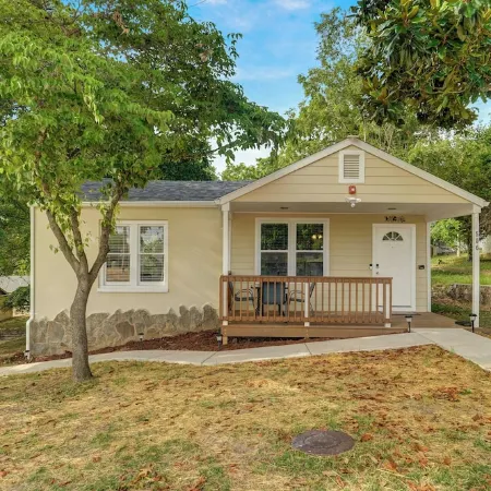 The Bear Den: Rehabbed Home Near the Branson Landing