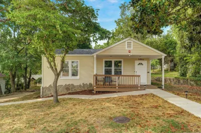 The Bear Den: Rehabbed Home Near the Branson Landing The SKY Deck at Parakeet Pete's Waterfront Zipline 주변 호텔