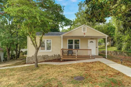 The Bear Den: Rehabbed Home Near the Branson Landing Отели рядом с достопримечательностью «The SKY Deck at Parakeet Pete's Waterfront Zipline»