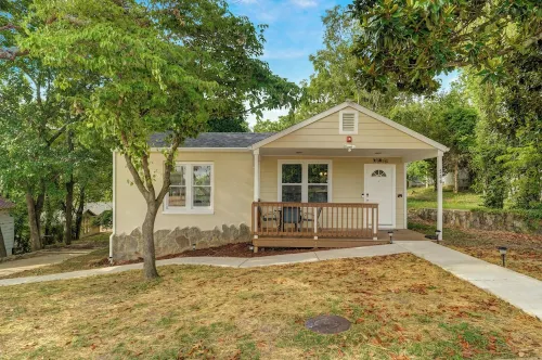 The Bear Den: Rehabbed Home Near the Branson Landing