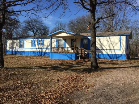 RECENTLY UPDATED Lake Texoma Private Acreage! Sleeps 8. Pet Friendly. 3 acres.