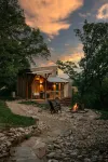 Little River Tiny House with HOT TUB! 맥기 타이슨 공항 주변 호텔