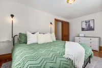 Modern Boutique Farmhouse - Walk to Town - King Bed Hotels near Willand Pond Trail