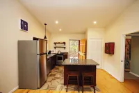 Sunshine Daydream Cottage-Natural Setting in Town Hotels in Weaverville