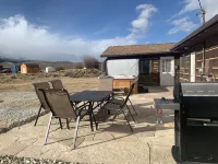 Scenic 3 bedroom cabin with hot tub Hotels in Lake County