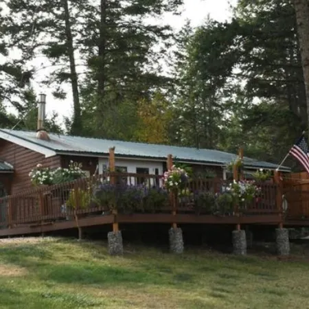 Cabin near Flathead Lake is walking distance to food, shopping and lake view.