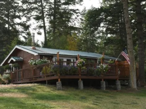 Cabin near Flathead Lake is walking distance to food, shopping and lake view.
